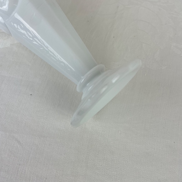 Vintage Milk Glass Bud Vase Pressed Glass Trumpet Scallop Top - Picture 4 of 9